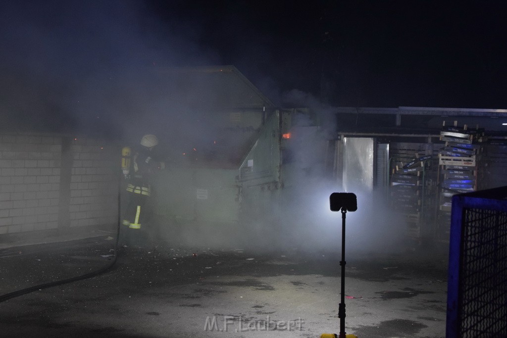 Feuer Papp Presscontainer Koeln Hoehenberg Bochumerstr P077.JPG - Miklos Laubert